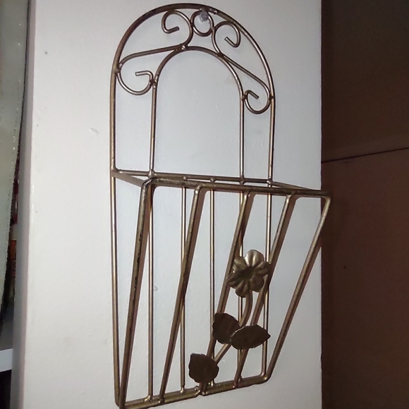 Letter Holder Wall in Gold Metal - Picture 5 of 9